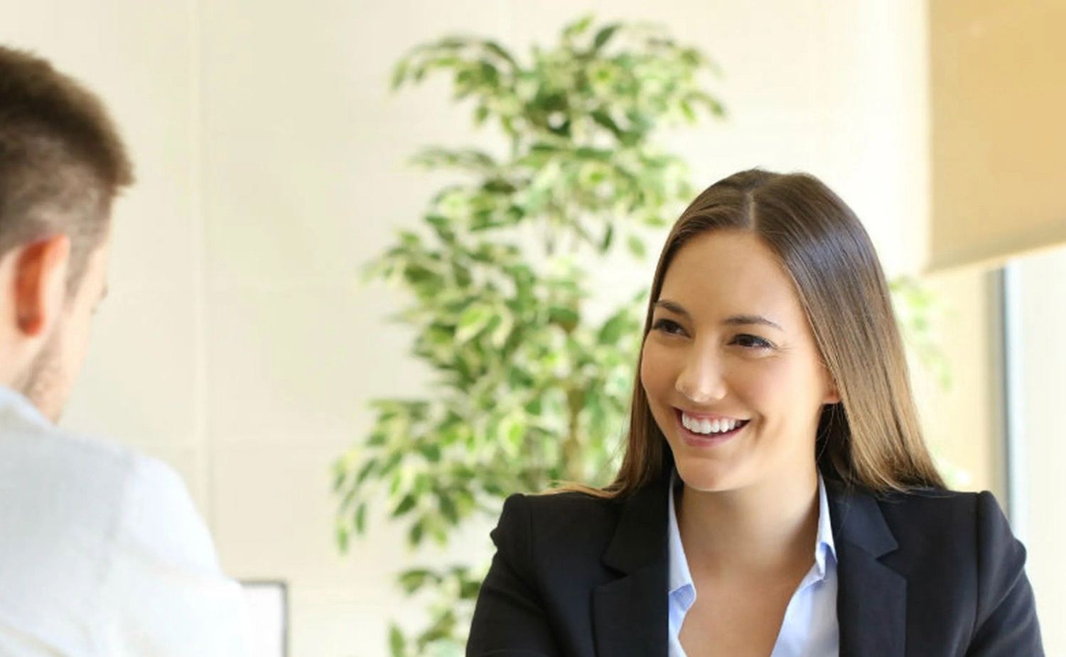 Profesional sonriendo durante una reunión de trabajo